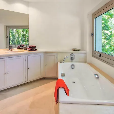 4 Bedroom Stunning In Lagnes