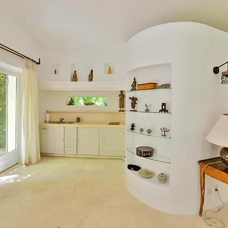 4 Bedroom Stunning In Holiday home Lagnes